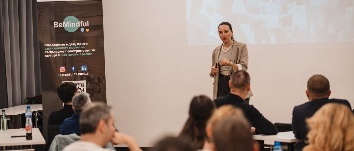 Виктория Носикова презентира пред пълна зала на събитие на BeMindful